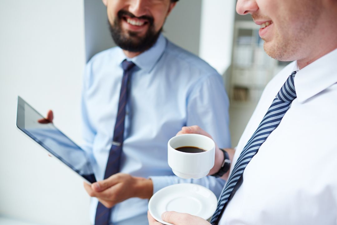 Coffee badging: o polêmico protesto contra o trabalho presencial