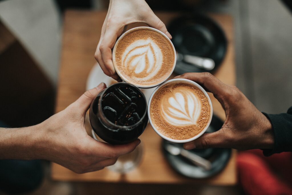 Imagem ilustrativa de diferentes bebidas de café 