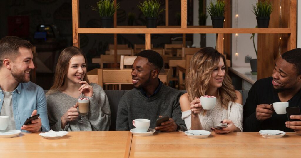Café e saúde mental: grupo de amigos tomando café.